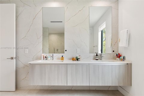 House in Miami, Florida 4 bedrooms, 346.8 sq.m. № 2042548 - photo 26
