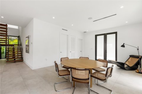 House in Miami, Florida 4 bedrooms, 346.8 sq.m. № 2042548 - photo 7