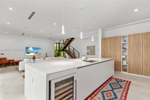 House in Miami, Florida 4 bedrooms, 346.8 sq.m. № 2042548 - photo 14