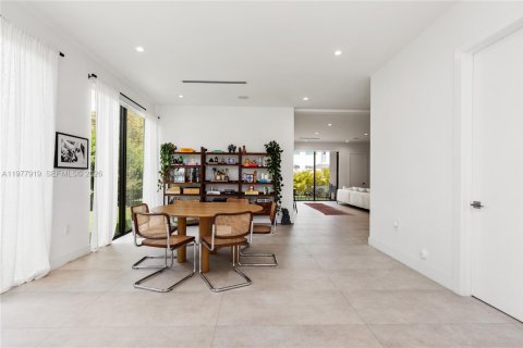 House in Miami, Florida 4 bedrooms, 346.8 sq.m. № 2042548 - photo 5