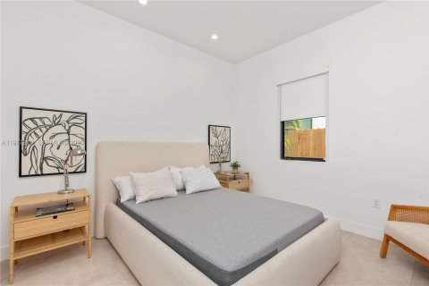 House in Miami, Florida 4 bedrooms, 346.8 sq.m. № 2042548 - photo 18