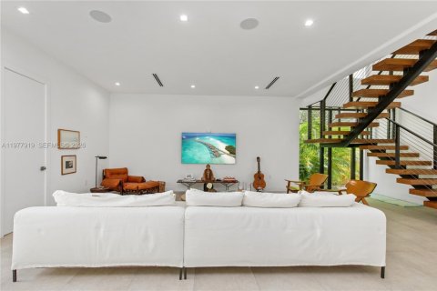 House in Miami, Florida 4 bedrooms, 346.8 sq.m. № 2042548 - photo 15