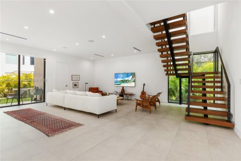 House in Miami, Florida 4 bedrooms, 346.8 sq.m. № 2042548 - photo 8