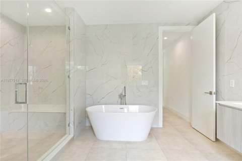 House in Miami, Florida 4 bedrooms, 346.8 sq.m. № 2042548 - photo 25