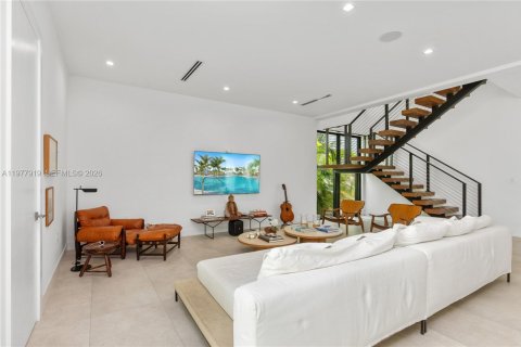 House in Miami, Florida 4 bedrooms, 346.8 sq.m. № 2042548 - photo 16
