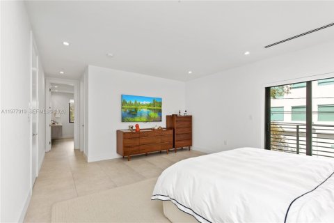 House in Miami, Florida 4 bedrooms, 346.8 sq.m. № 2042548 - photo 22