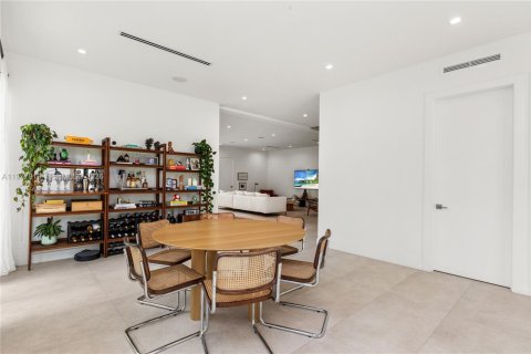 House in Miami, Florida 4 bedrooms, 346.8 sq.m. № 2042548 - photo 6
