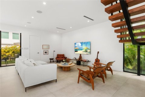 House in Miami, Florida 4 bedrooms, 346.8 sq.m. № 2042548 - photo 9