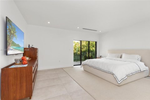 House in Miami, Florida 4 bedrooms, 346.8 sq.m. № 2042548 - photo 21
