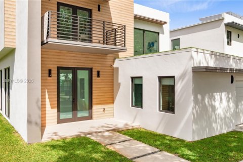 House in Miami, Florida 4 bedrooms, 346.8 sq.m. № 2042548 - photo 2
