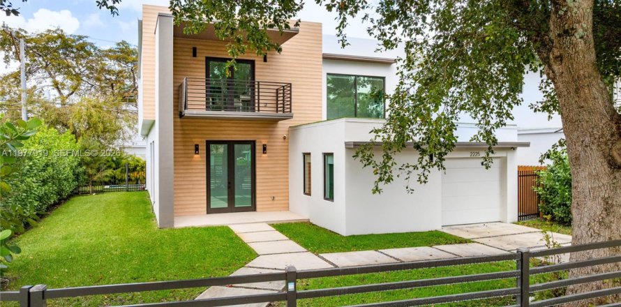 House in Miami, Florida 4 bedrooms, 346.8 sq.m. № 2042548