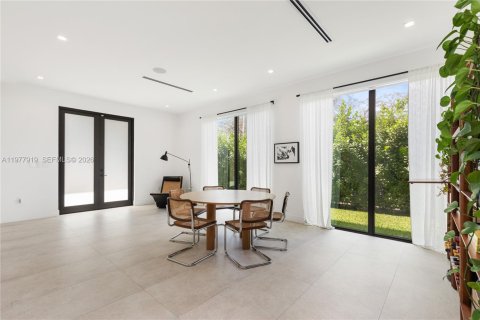House in Miami, Florida 4 bedrooms, 346.8 sq.m. № 2042548 - photo 4