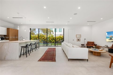 House in Miami, Florida 4 bedrooms, 346.8 sq.m. № 2042548 - photo 10
