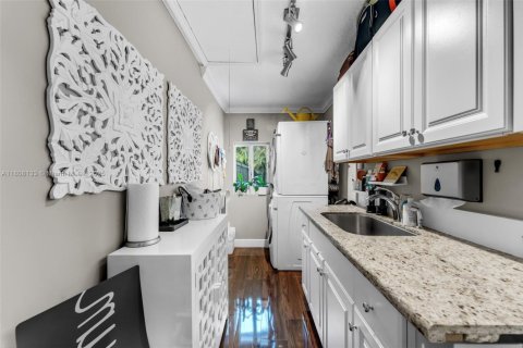 Casa en venta en Miami, Florida, 4 dormitorios, 242.01 m2 № 1745876 - foto 16