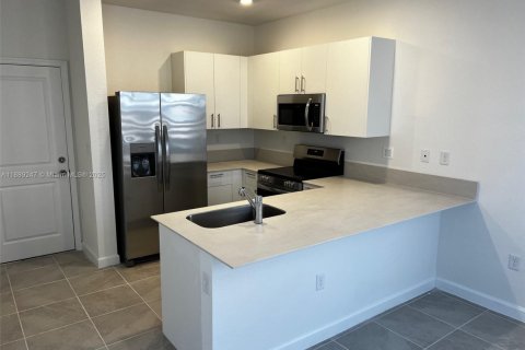 Снять в аренду виллу или дом в Хомстед, Флорида 3 спальни, № 2014519 - фото 8