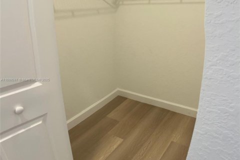 Снять в аренду виллу или дом в Хомстед, Флорида 3 спальни, № 2014519 - фото 17