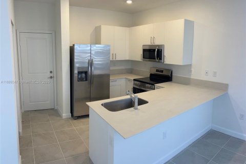 Снять в аренду виллу или дом в Хомстед, Флорида 3 спальни, № 2014519 - фото 7