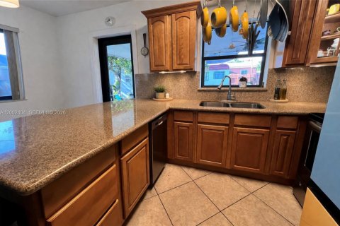 House in Miami Gardens, Florida 3 bedrooms, 98.66 sq.m. № 2067851 - photo 9