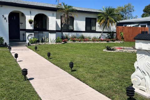 House in Miami Gardens, Florida 3 bedrooms, 98.66 sq.m. № 2067851