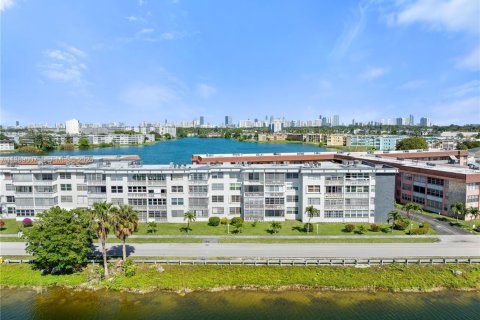 Copropriété à louer à Miami, Floride: 2 chambres, 107.77 m2 № 2062203 - photo 2