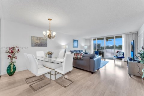 Condo in Pompano Beach, Florida, 3 bedrooms  № 1999864 - photo 4