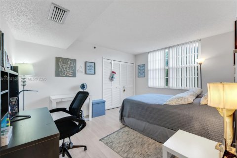 Condo in Pompano Beach, Florida, 3 bedrooms  № 1999864 - photo 9