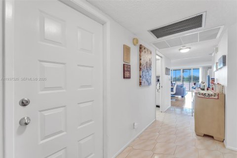 Condo in Pompano Beach, Florida, 3 bedrooms  № 1999864 - photo 8