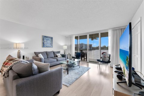 Condo in Pompano Beach, Florida, 3 bedrooms  № 1999864 - photo 5