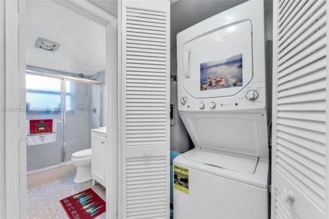 Condo in Pompano Beach, Florida, 3 bedrooms  № 1999864 - photo 12