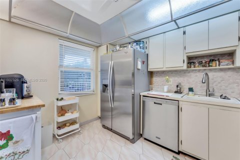 Condo in Pompano Beach, Florida, 3 bedrooms  № 1999864 - photo 7