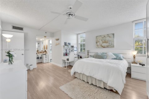 Condo in Pompano Beach, Florida, 3 bedrooms  № 1999864 - photo 16