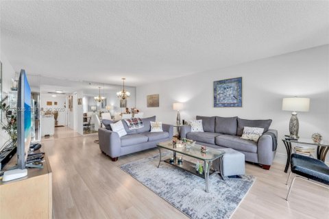 Condo in Pompano Beach, Florida, 3 bedrooms  № 1999864 - photo 3