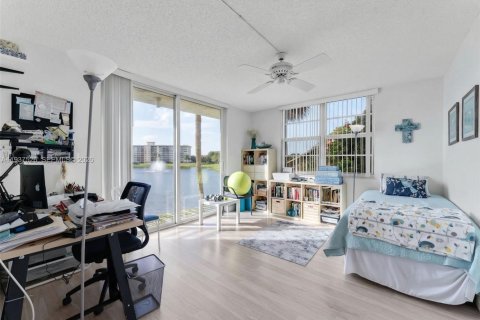 Condo in Pompano Beach, Florida, 3 bedrooms  № 1999864 - photo 10