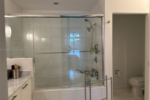 Condominio en alquiler en Miami Beach, Florida, 2 dormitorios, 134.71 m2 № 1711794 - foto 14