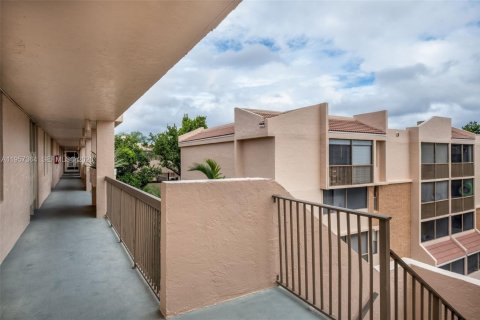 Condo in Plantation, Florida, 2 bedrooms  № 2018025 - photo 28