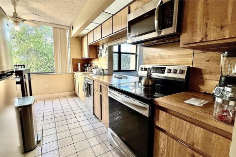 Condo in Plantation, Florida, 2 bedrooms  № 2018025 - photo 2