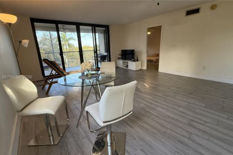 Condo in Plantation, Florida, 2 bedrooms  № 2018025 - photo 18