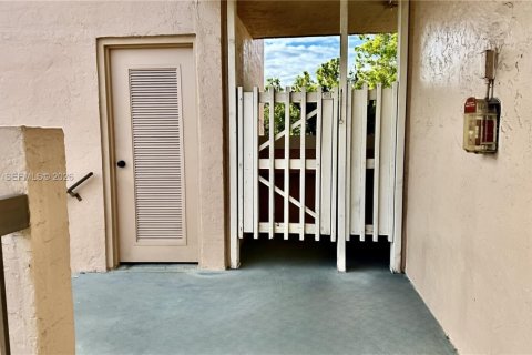 Condo in Plantation, Florida, 2 bedrooms  № 2018025 - photo 26