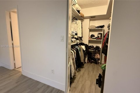 Condo in Plantation, Florida, 2 bedrooms  № 2018025 - photo 16