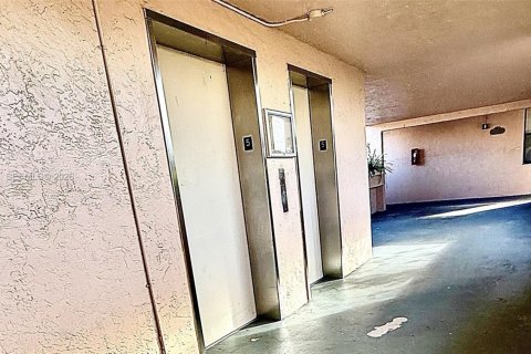 Condo in Plantation, Florida, 2 bedrooms  № 2018025 - photo 29