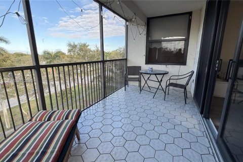 Condo in Plantation, Florida, 2 bedrooms  № 2018025 - photo 23