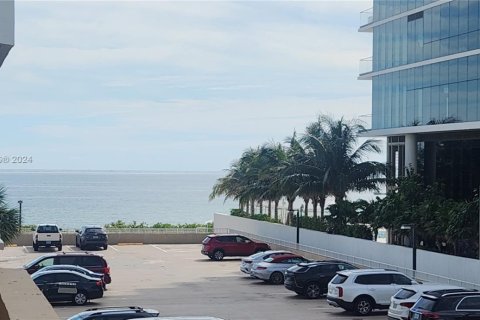 Condominio en alquiler en Hallandale Beach, Florida, 1 dormitorio, 80.82 m2 № 1699373 - foto 1