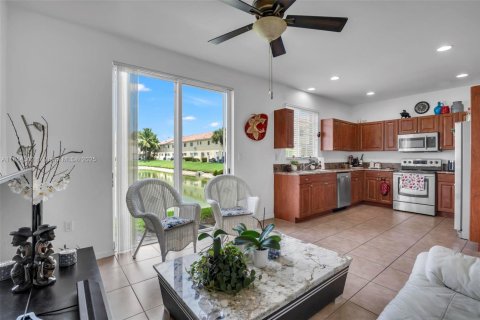 Townhouse in Oakland Park, Florida 3 bedrooms, 140.65 sq.m. № 1880213 - photo 12