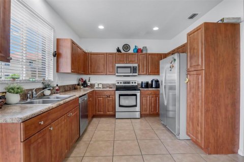 Townhouse in Oakland Park, Florida 3 bedrooms, 140.65 sq.m. № 1880213 - photo 3