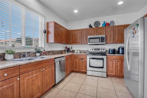 Townhouse in Oakland Park, Florida 3 bedrooms, 140.65 sq.m. № 1880213 - photo 4