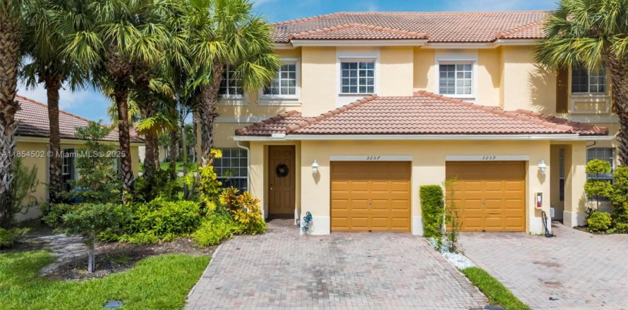 Townhouse in Oakland Park, Florida 3 bedrooms, 140.65 sq.m. № 1880213