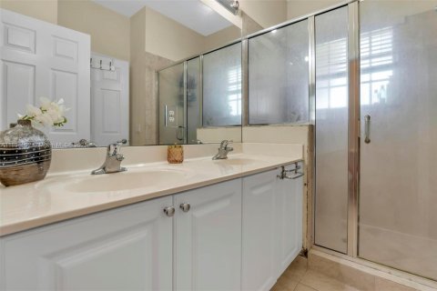 Townhouse in Oakland Park, Florida 3 bedrooms, 140.65 sq.m. № 1880213 - photo 16
