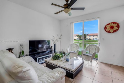 Townhouse in Oakland Park, Florida 3 bedrooms, 140.65 sq.m. № 1880213 - photo 11