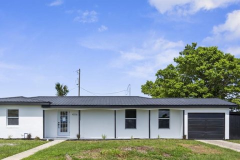 House in Port Charlotte, Florida 3 bedrooms, 96.62 sq.m. № 1855950 - photo 1