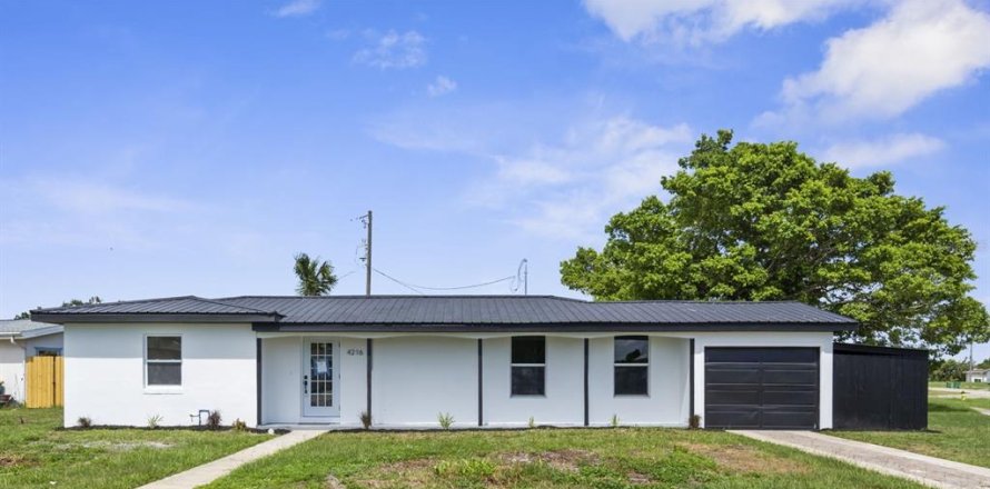 House in Port Charlotte, Florida 3 bedrooms, 96.62 sq.m. № 1855950
